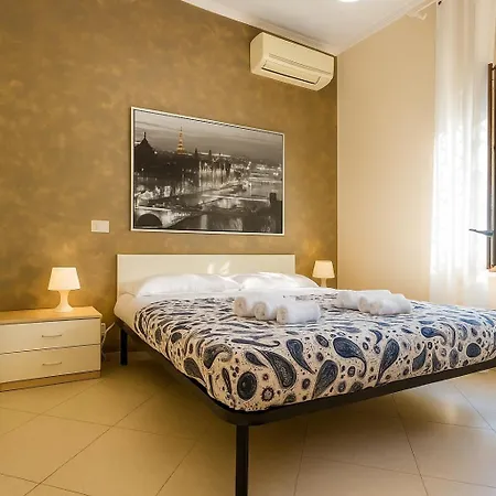 Free Parking 5 Minutes From The Bus Stop *