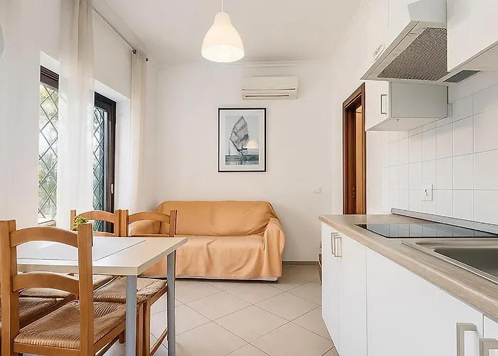 Free Parking 5 Minutes From The Bus Stop